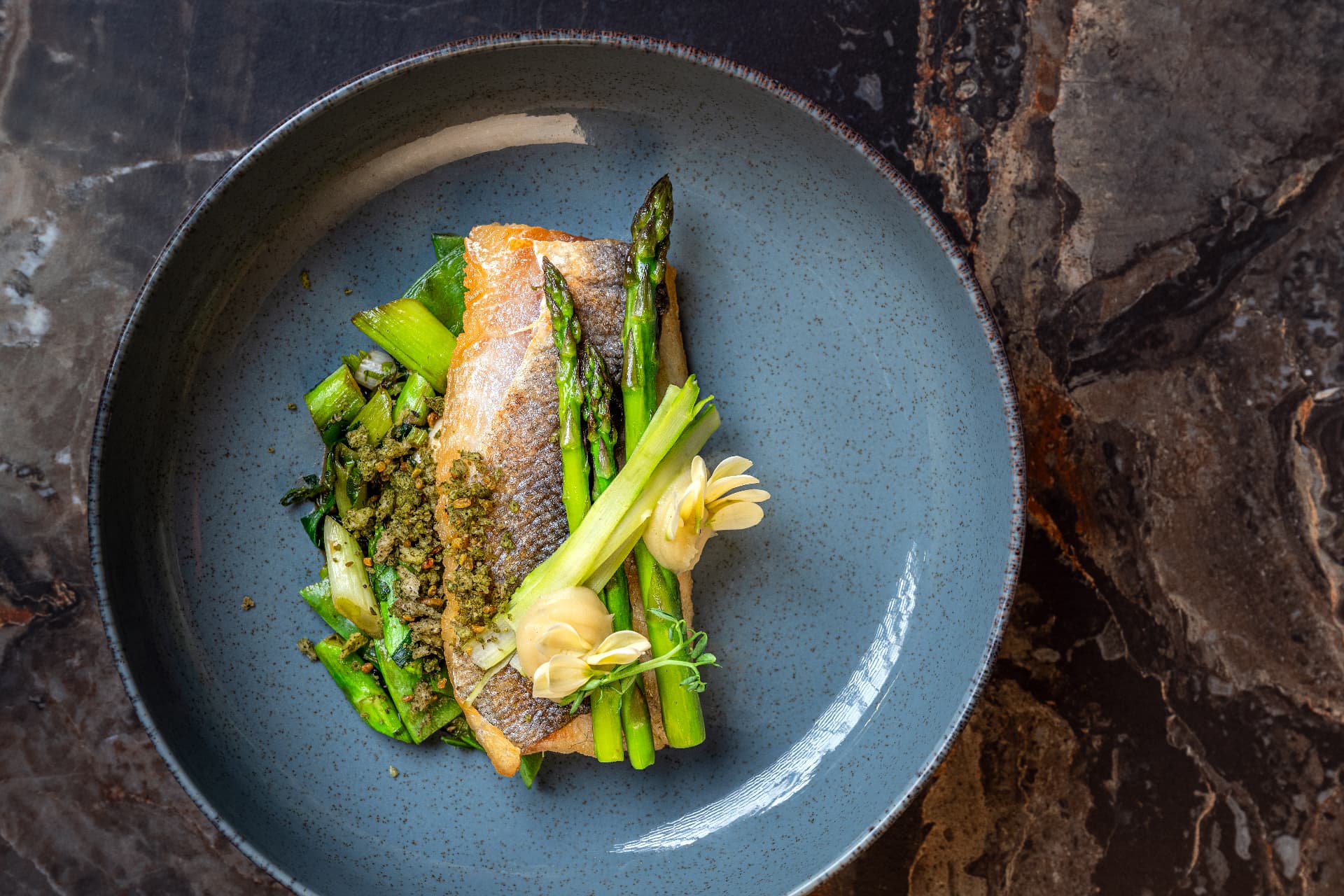 Gebakken vis op asperges en tuinbonen